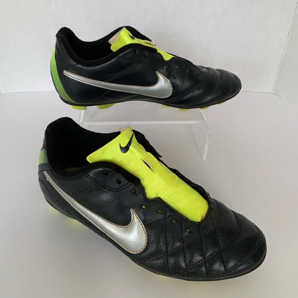 Nike Cleats Boy’s Size 3.5 JR Tiempo Rio FG-R Black White Metallic Silver